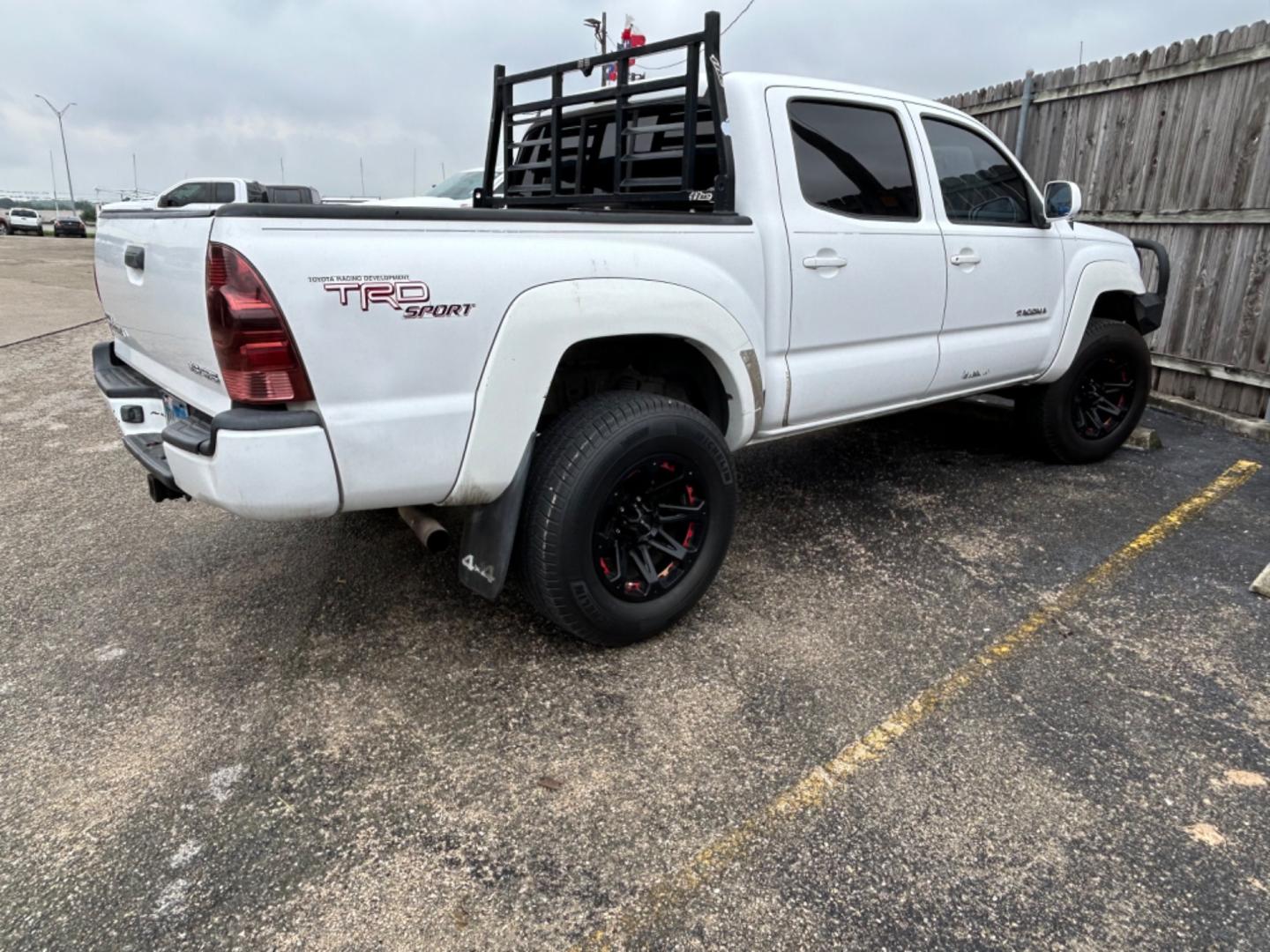 2006 White Toyota Tacoma Double Cab V6 4WD (3TMLU42N16M) with an 4.0L V6 DOHC 24V engine, AUTOMATIC transmission, located at 1687 Business 35 S, New Braunfels, TX, 78130, (830) 625-7159, 29.655487, -98.051491 - Photo#6